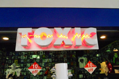 illuminated-sign-neon-channel-letter-toxic.jpg-nggid041365-ngg0dyn-800x601x100-00f0w010c010r110f110r010t010